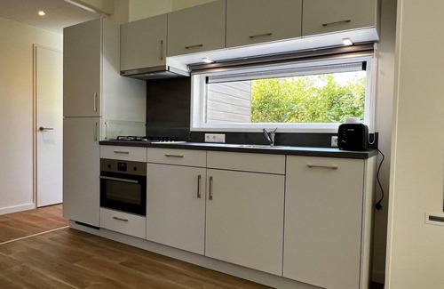 Sint Maartensvlotbrug Casa | Beautiful, brand new and uniquely designed chalet with pretty garden. Very spacious, modernly furnished for 5 people with luxurious "infinity" gas fireplace, wash-and-dryer and free WiFi.