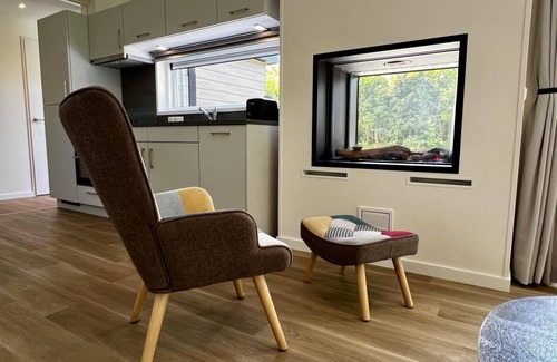 Sint Maartensvlotbrug Casa | Beautiful, brand new and uniquely designed chalet with pretty garden. Very spacious, modernly furnished for 5 people with luxurious "infinity" gas fireplace, wash-and-dryer and free WiFi.