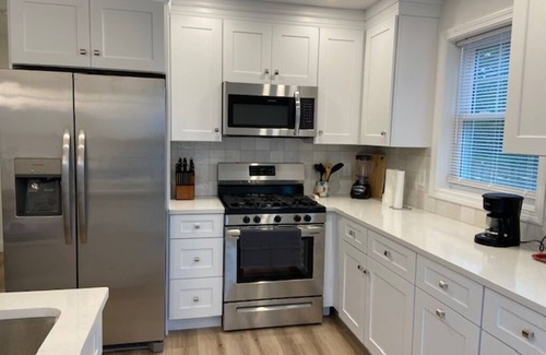 Warwick Casa | Beautiful brand new 2 bedroom Duplex near Oakland Beach