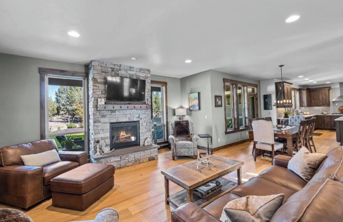 Alfalfa Casa | Amazing Brasada 4 bdrm- Theater, WiFi, Fire Pit, Hot Tub, Poker Table, Karaoke!