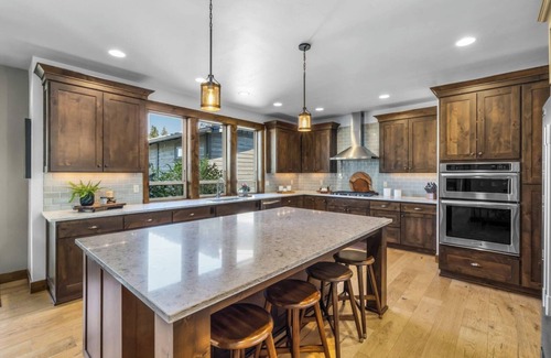 Alfalfa Casa | Amazing Brasada 4 bdrm- Theater, WiFi, Fire Pit, Hot Tub, Poker Table, Karaoke!