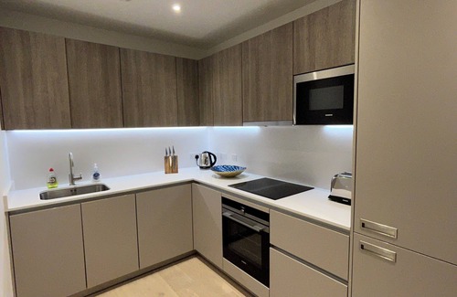 Brondesbury Park Apartamento | Beautiful bright flat with balcony, courtyard & gym