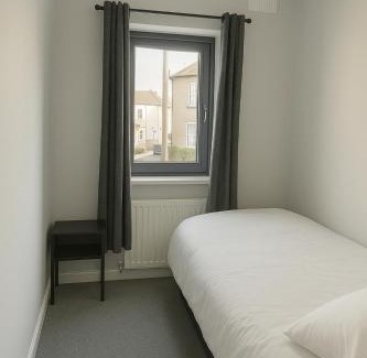 Southwick Casa | Beautiful Bright Three Bedroom House in Brighton and Hove with free parking