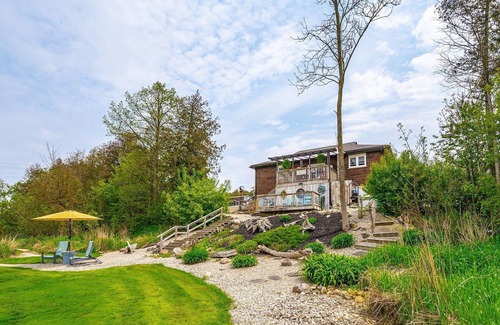 Fergus Casa | Beautiful Bungalow on Grand River in Fergus.