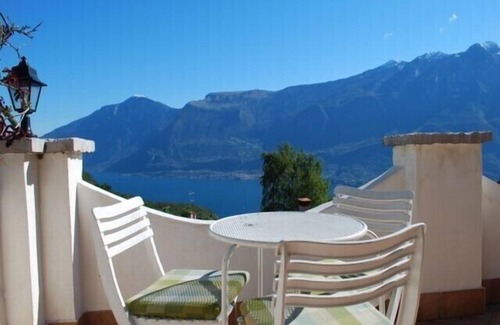 Gardola Casa | Hermoso bungalow con una maravillosa vista del lago y una gran terraza.