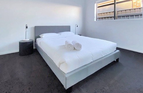 Moama Casa | Beautiful Bush Surroundings. Walk to Murray River & Main St Moama. Pets Welcome