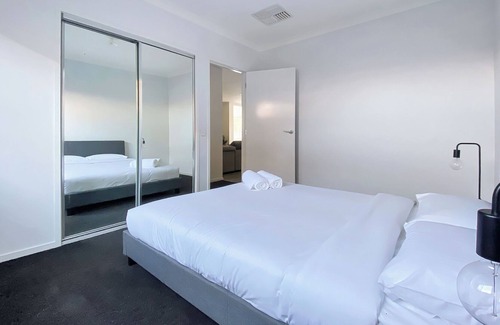Moama Casa | Beautiful Bush Surroundings. Walk to Murray River & Main St Moama. Pets Welcome