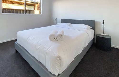 Moama Casa | Beautiful Bush Surroundings. Walk to Murray River & Main St Moama. Pets Welcome