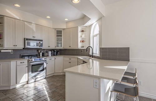 Silver Star Mountain Casa | Beautiful Large Family Chalet with Hot Tub, Laundry, gear storage, pet-friendly!