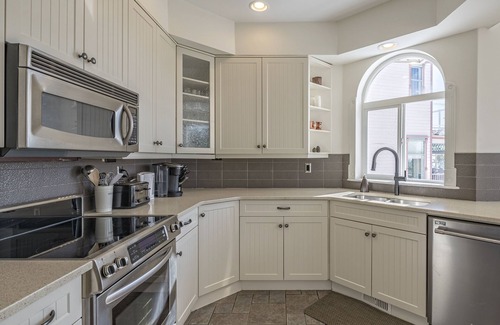 Silver Star Mountain Casa | Beautiful Large Family Chalet with Hot Tub, Laundry, gear storage, pet-friendly!
