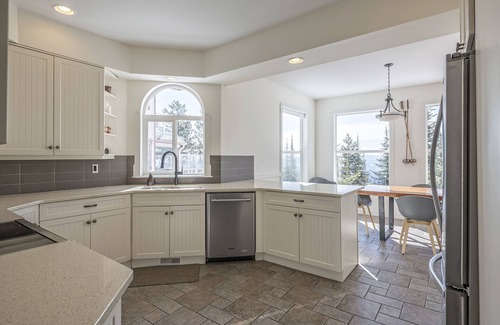 Silver Star Mountain Casa | Beautiful Large Family Chalet with Hot Tub, Laundry, gear storage, pet-friendly!