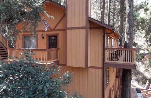 Crestline Cabina | Beautiful cabin 2 story with 2 decks, near Lake Gregory, Lake Arrowhead.