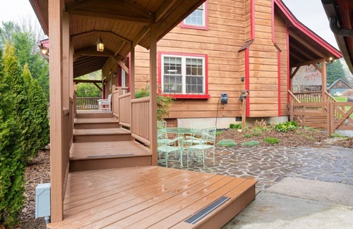 Mills River Cabina | Beautiful cabin in charming Mills River with hot tub