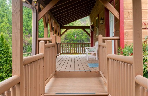 Mills River Cabina | Beautiful cabin in charming Mills River with hot tub