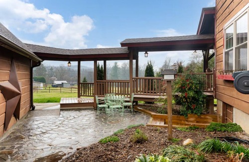 Mills River Cabina | Beautiful cabin in charming Mills River with hot tub