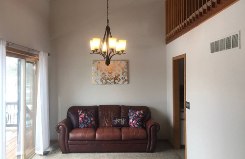 Olathe Casa | Hermosa casa tipo cabaña con estanque en la ciudad