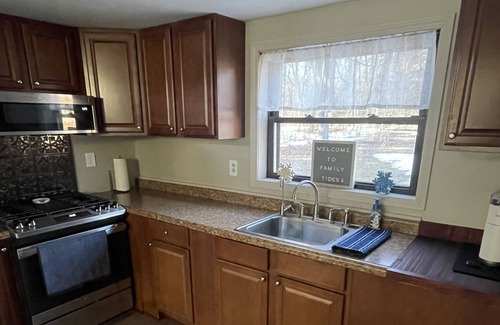 Lake George Cabina | Beautiful cabin on Lake George with a tiki bar on the water