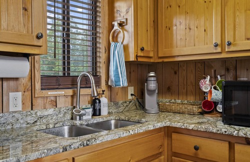 Six Mile Cabina | Beautiful cabin retreat at Lake Keowee. Central to Clemson, Seneca, and Salem