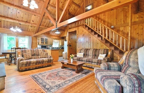 Luray Cabina | Beautiful cabin situated on wooded banks of the Shenandoah River.