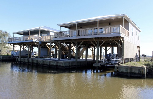 Hackberry Casa | Hermoso campamento en el canal privado 409 Lake Breeze Rd