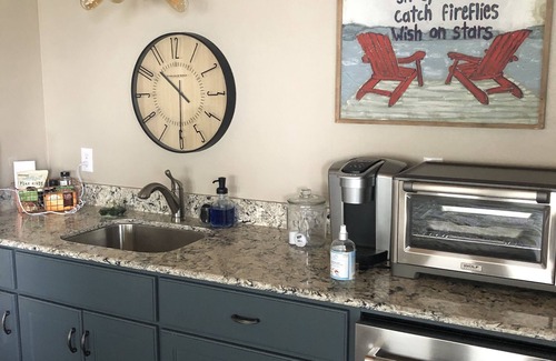Tool Cabaña | Beautiful Cedar Creek Lake Romantic Cottage Lakeside