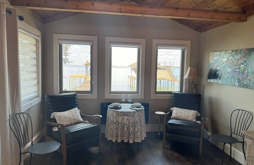 Tool Cabaña | Beautiful Cedar Creek Lake Romantic Cottage Lakeside