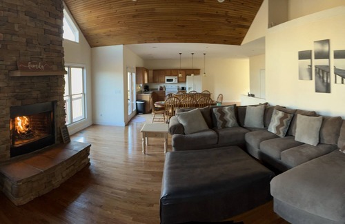 Caryville Casa | Beautiful cedar home 5 bed 3 bath w/ whirlpool tub 2 mile from Twin cove marina