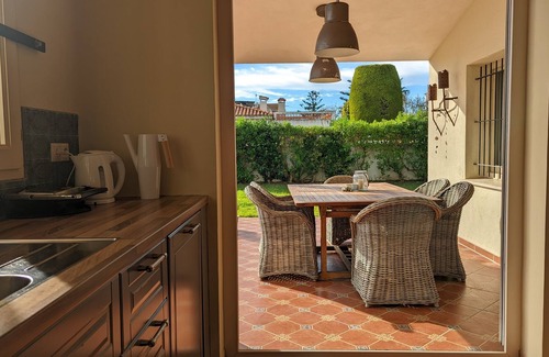 Vinaros Chalet De Esquí | Precioso chalet a 1 min. a pie de la playa con gran jardín privado.