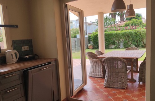 Vinaros Chalet De Esquí | Precioso chalet a 1 min. a pie de la playa con gran jardín privado.
