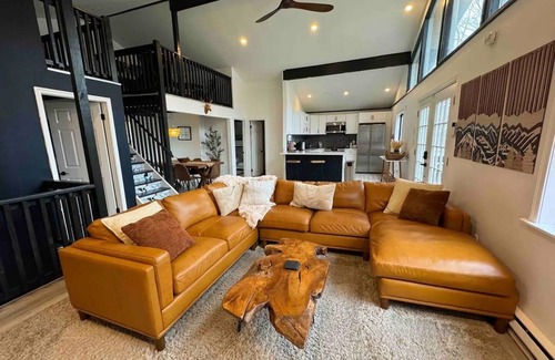 Tobyhanna Chalet De Esquí | Beautiful Chalet in Pocono Mountains, Hot Tub, Fire Pit, Lake, Pool & Skiing!
