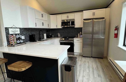 Tobyhanna Chalet De Esquí | Beautiful Chalet in Pocono Mountains, Hot Tub, Fire Pit, Lake, Pool & Skiing!