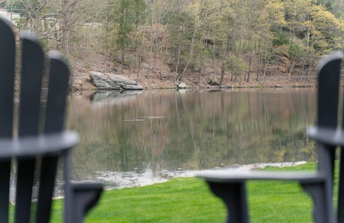 Scotrun Chalet De Esquí | Beautiful Chalet on a Lake in the Poconos, Fishing, Biking, Paddle Boats