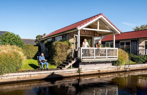 Akkrum Chalet De Esquí | Beautiful chalet with sauna and right on the water