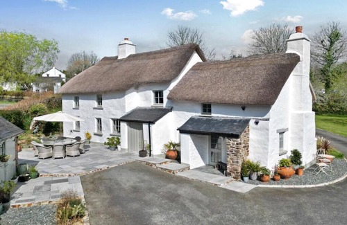 St Mellion Casa | Beautiful character thatched farmhouse overlooking St Mellion golf course