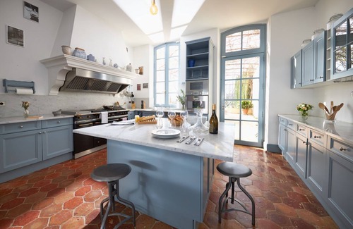 Sorgues Villa | Beautiful Chateau rental for 22 people in Provence