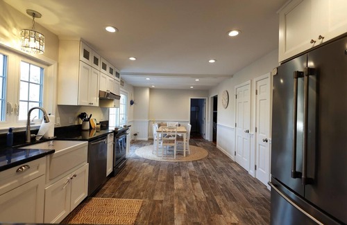 West Chatham Casa | Beautiful Chatham home...3 minute walk to salt water ocean beach!