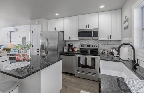 Bean Station Cabaña | Beautiful Cherokee Lake Cozy Cottage 2 bed - 2 1/2 Bath, all new!