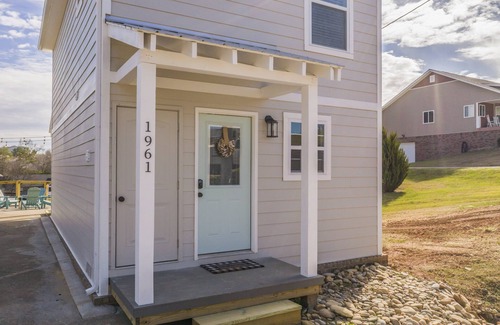 Bean Station Cabaña | Beautiful Cherokee Lake Cozy Cottage 2 bed - 2 1/2 Bath, all new!