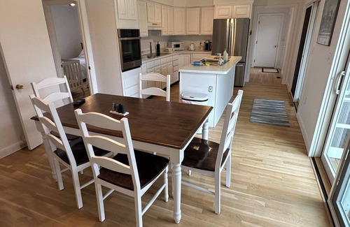 Chilmark Casa | Beautiful newly renovated Chilmark beach house. Pet friendly.