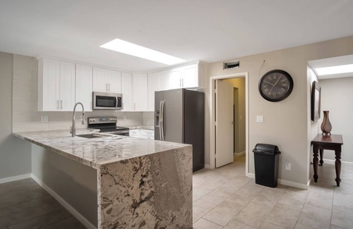 East Mesa Casa | Encantadora casa de pueblo que admite mascotas, con piscina climatizada y estacionamiento para vehículos recreativos disponibles.