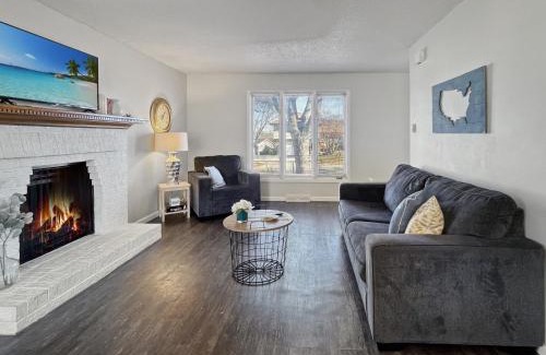 Clive Casa | Beautiful Clive 3br Duplex Wfireplace