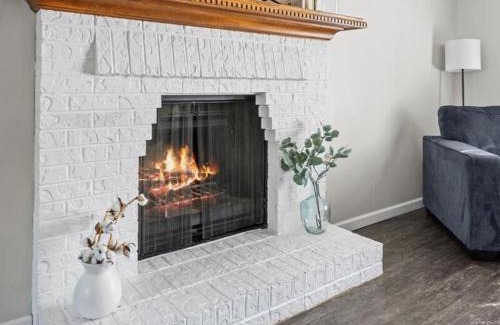 Clive Casa | Beautiful Clive 3br Duplex Wfireplace