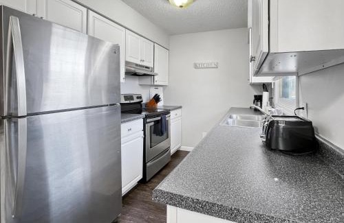 Clive Casa | Beautiful Clive 3br Duplex Wfireplace