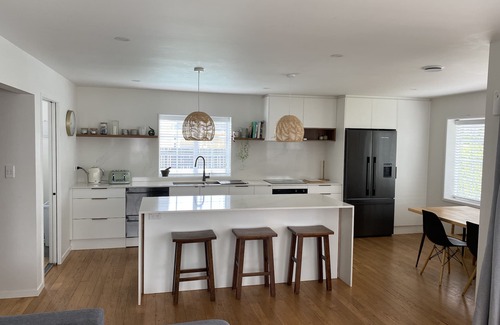 Red Beach Casa | Beautiful coastal Bungalow, 200m flat walk to the beach