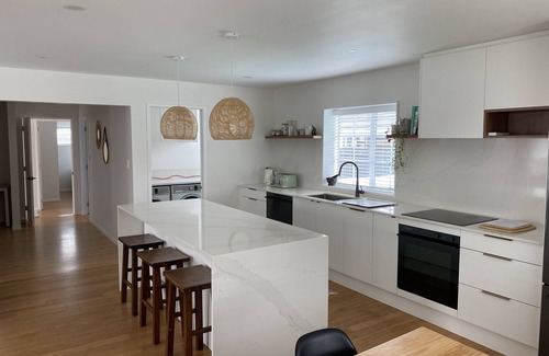 Red Beach Casa | Beautiful coastal Bungalow, 200m flat walk to the beach