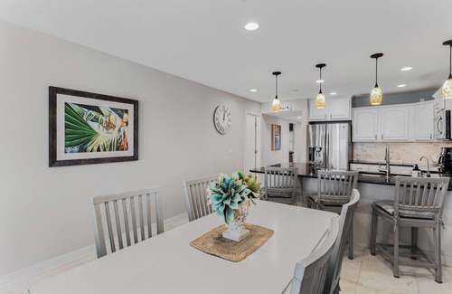 Indian Shores Apartamento | Frente al mar y la playa, planta superior, unidad de esquina, recientemente renovado