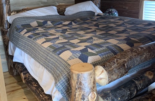 Sturgis Cabina | Beautiful comfy 2 bedroom cabin with hot tub