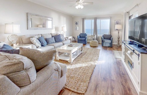 Fernandina Beach Condominio | Beautiful condo with pool, balcony overlooking the ocean & fast WiFi - walk to boardwalk