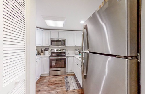 Fernandina Beach Condominio | Beautiful condo with pool, balcony overlooking the ocean & fast WiFi - walk to boardwalk