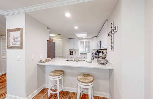 Fernandina Beach Condominio | Beautiful condo with pool, balcony overlooking the ocean & fast WiFi - walk to boardwalk